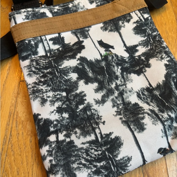 Dakine Crossbody Outdoor Bag Forest Toile Print - Picture 4 of 4